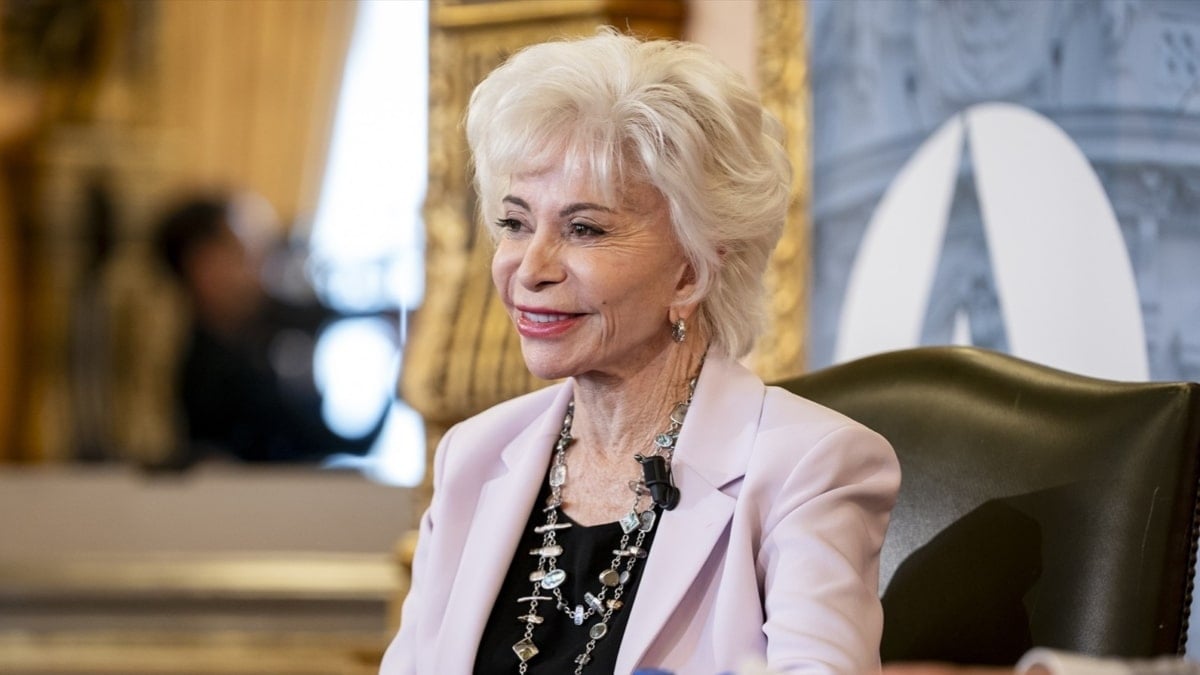 La escritora chilena Isabel Allende durante la rueda de prensa por la publicación de su nueva novela, 'Mi nombre es Emilia del Valle', en Casa de América, a 21 de mayo de 2025, en Madrid (España). La obra, que amplía la saga Del Valle iniciada con 'La casa de los espíritus', ha sido editada simultáneamente en España, Latinoamérica y Estados Unidos y narra la historia de Emilia del Valle, una mujer que desafía las normas sociales del siglo XIX y se convierte en periodista y corresponsal de guerra en Chile. La novela, que amplía la saga Del Valle iniciada con 'La casa de los espíritus', explora temas de amor, guerra y redención a través de un personaje femenino que sobrevive y se reinventa frente a la adversidad A. Pérez Meca / Europa Press 21 MAYO 2025;ALLENDE;ESCRITORA;LITERATURA;LIBRO;NOVELA;PRESENTACIÓN;CASA AMÉRICA;CHILENA; 21/5/2025
