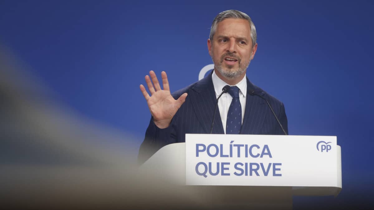 El vicesecretario de Economía del PP, Juan Bravo durante la rueda de prensa ofrecida este lunes, tras la reunión del Comité de Dirección, en Madrid