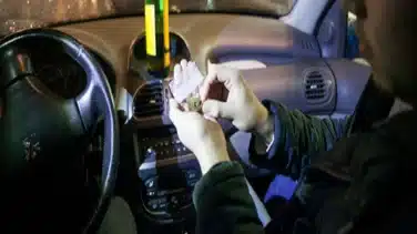 Guardias civiles llevan a Interior ante los tribunales por dejar consumir drogas en los coches
