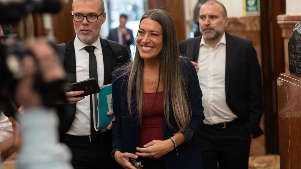 La portavoz parlamentaria de Junts, Miriam Nogueras, junto a miembros de su grupo