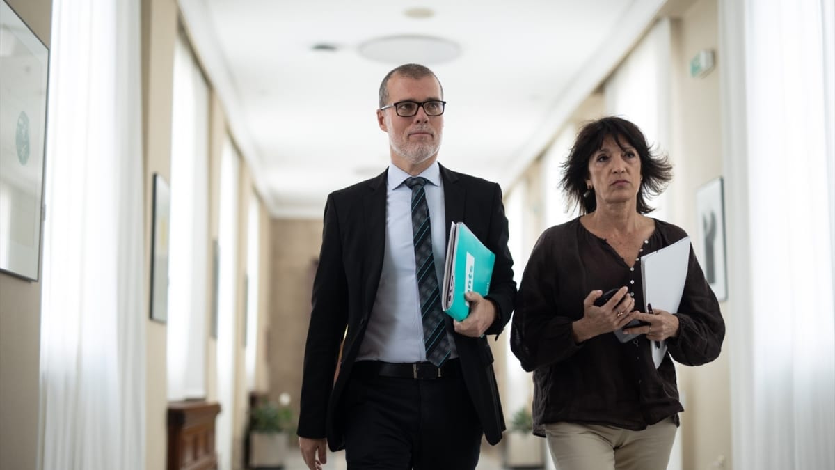 Los diputados de Junts Josep Maria Cruset y Pilar Calvo a su llegada a una reunión de la Junta de Portavoces, en el Congreso de los Diputados, este martes