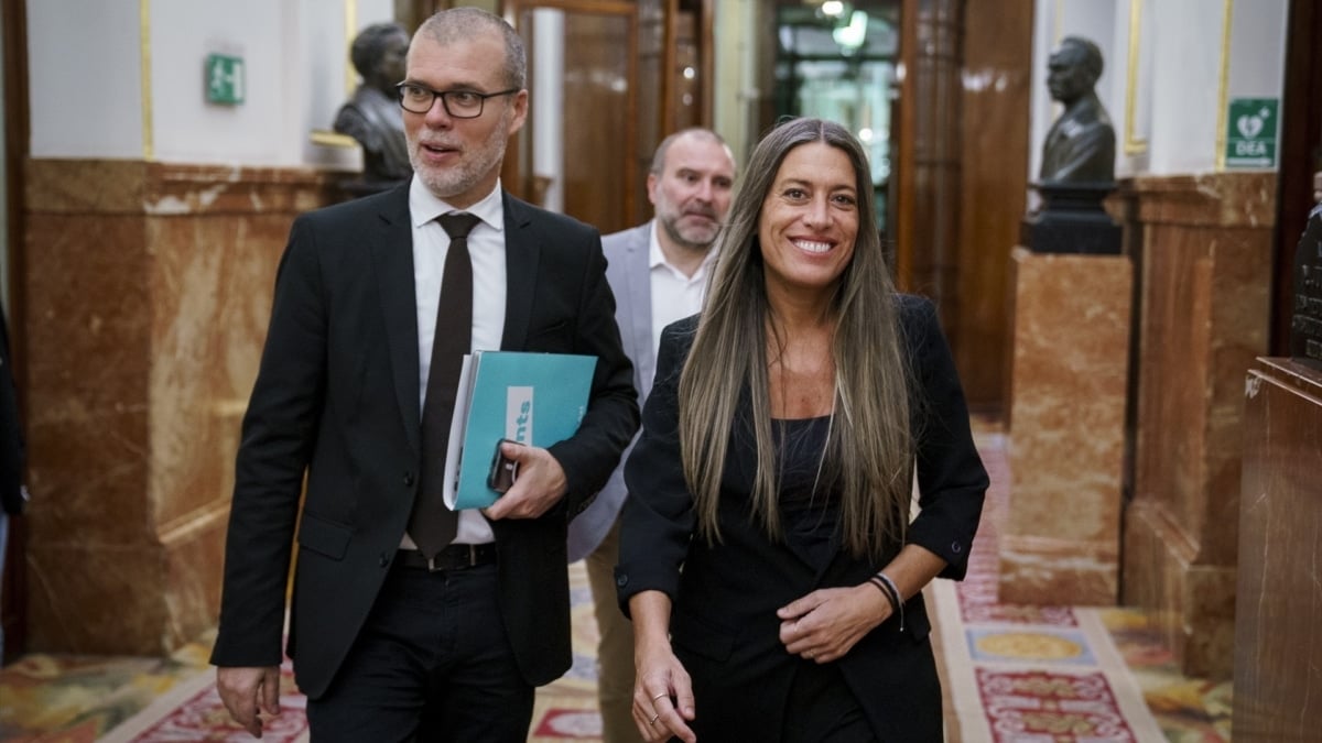 El diputado de Junts, Josep Maria Cruset y la portavoz de Junts en el Congreso, Miriam Nogueras, en una sesión plenaria