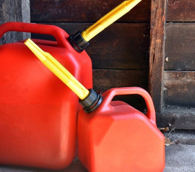 ¿Es legal guardar gasolina en casa?