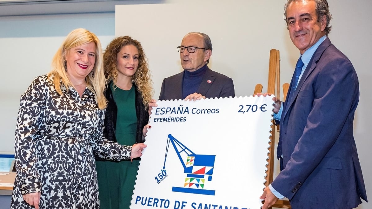 Leire Díez, a la izquierda, cuando era directora de Relaciones Institucionales y Filatelia de Correos, el 21 de noviembre de 2022.