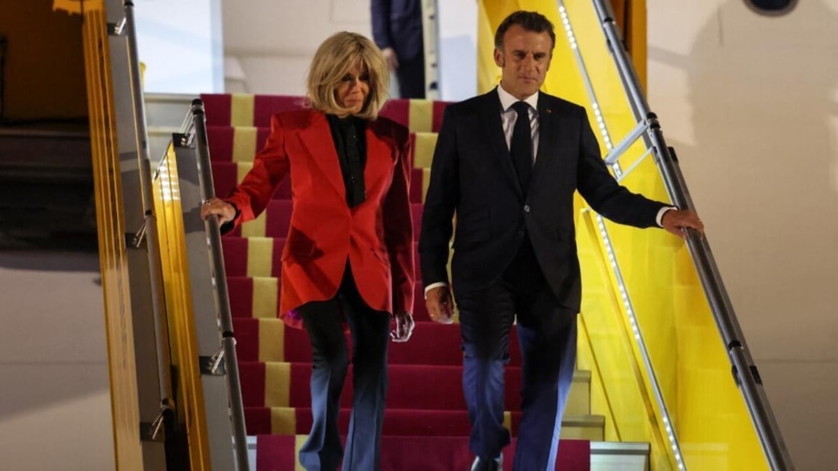 Brigitte y Emmanuel Macron a su llegada a Vietnam la madrugada de este lunes.