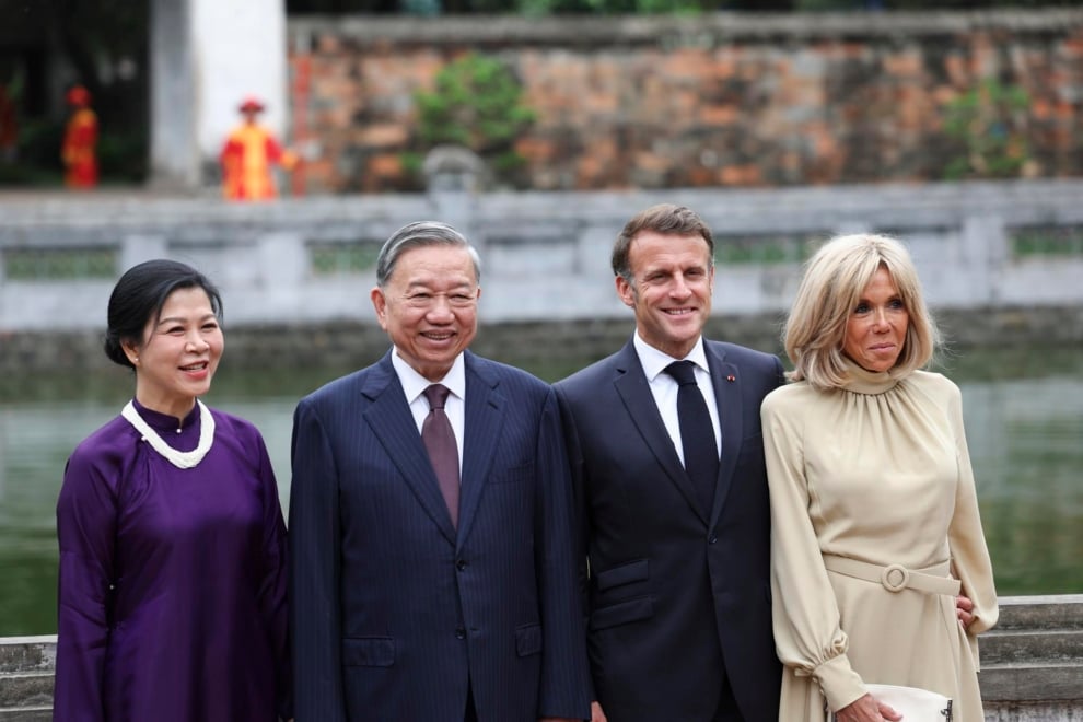Macron y Brigitte con el secretario general del Partido Comunista de Vietnam To Lam, y su mujer, Ngo Phong Ly,  este lunes en Hanoi.