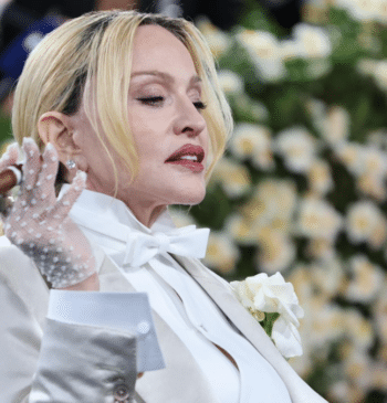 Madonna se 'come' con su puro y su frac blanco la Met [...]