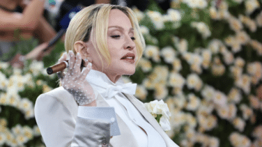Madonna se 'come' con su puro y su frac blanco la Met Gala del dandismo negro