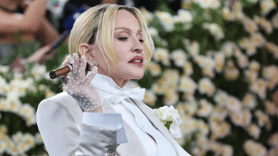 Madonna se 'come' con su puro y su frac blanco la Met Gala del dandismo negro