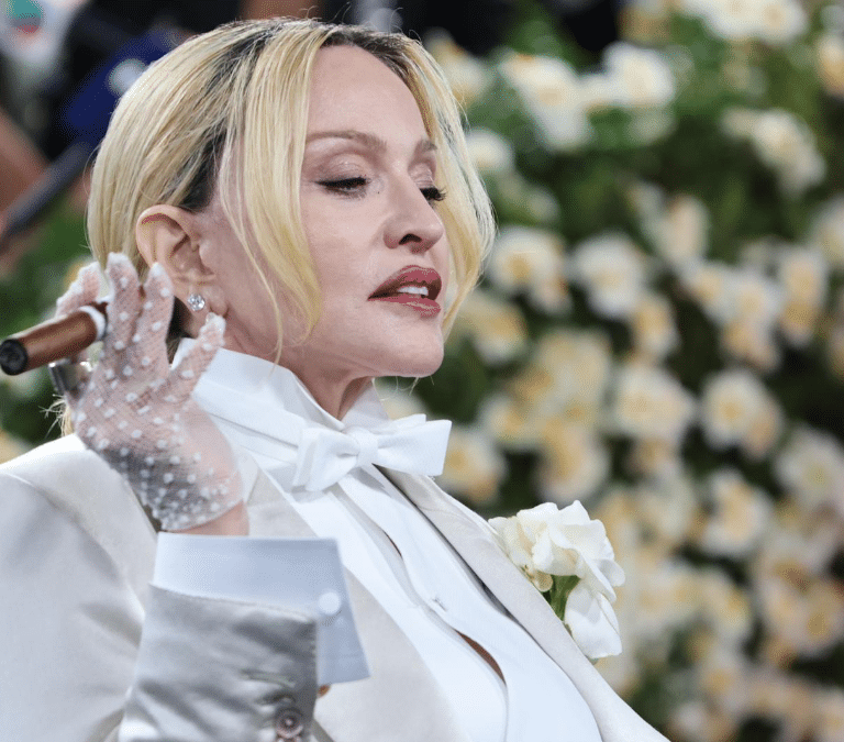Madonna se 'come' con su puro y su frac blanco la Met Gala del dandismo negro