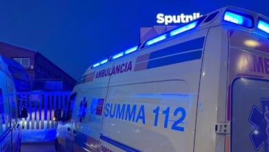 Grave un motorista al salirse de la vía y caer por un terraplén de 15 metros