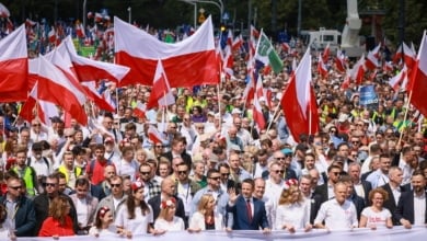 Duelo en Varsovia: los dos candidatos a la Presidencia polaca encabezan sendas marchas para probar su fuerza