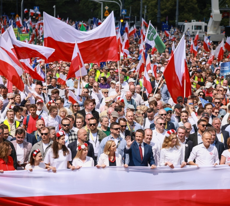 Duelo en Varsovia: los dos candidatos a la Presidencia polaca encabezan sendas marchas para probar su fuerza