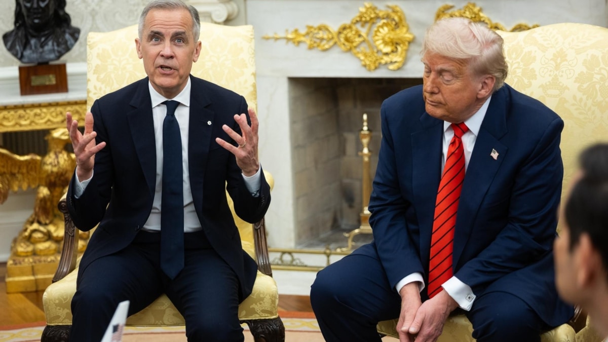 El recién elegido primer ministro de Canadá, Mark Carney, responde a las preguntas de los medios junto con el presidente de Estados Unidos, Donald Trump, en el Despacho Oval de la Casa Blanca (Washington).