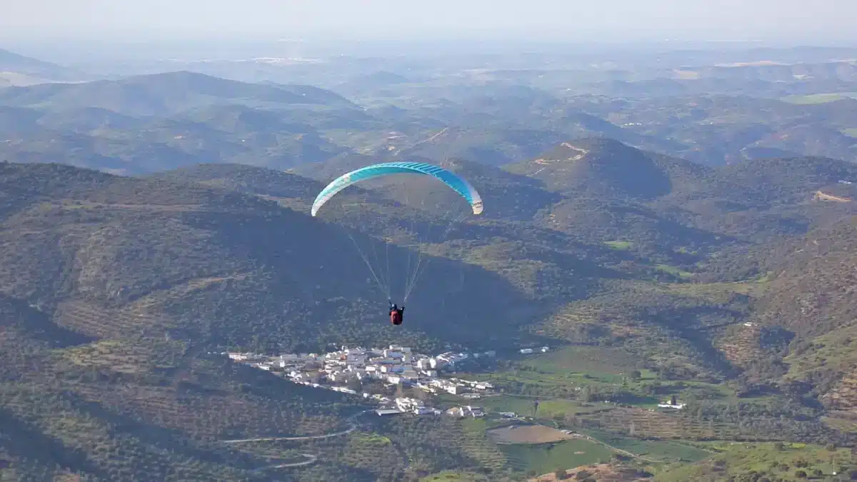 Evacuado en estado muy grave un parapentista tras accidente en El Bosque