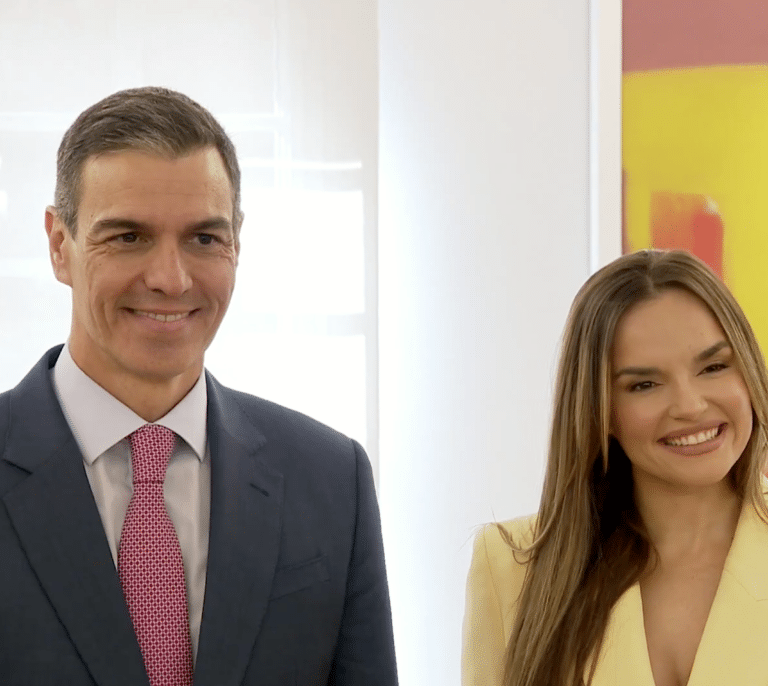 Sánchez recibe a Melody en la Moncloa: "Le deseo la mejor suerte a nuestra diva"