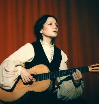 Natalia Lafourcade regresa teatral y desdoblada: "Cantar es un servicio"