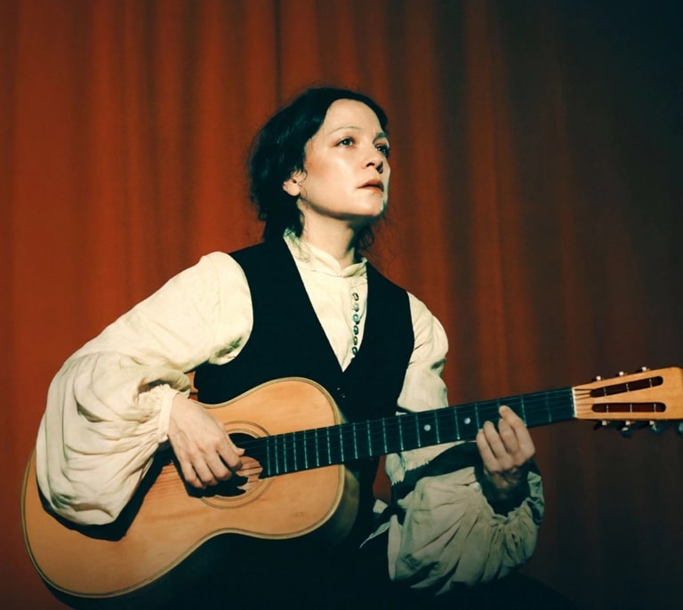 Natalia Lafourcade regresa teatral y desdoblada: "Cantar es un servicio"