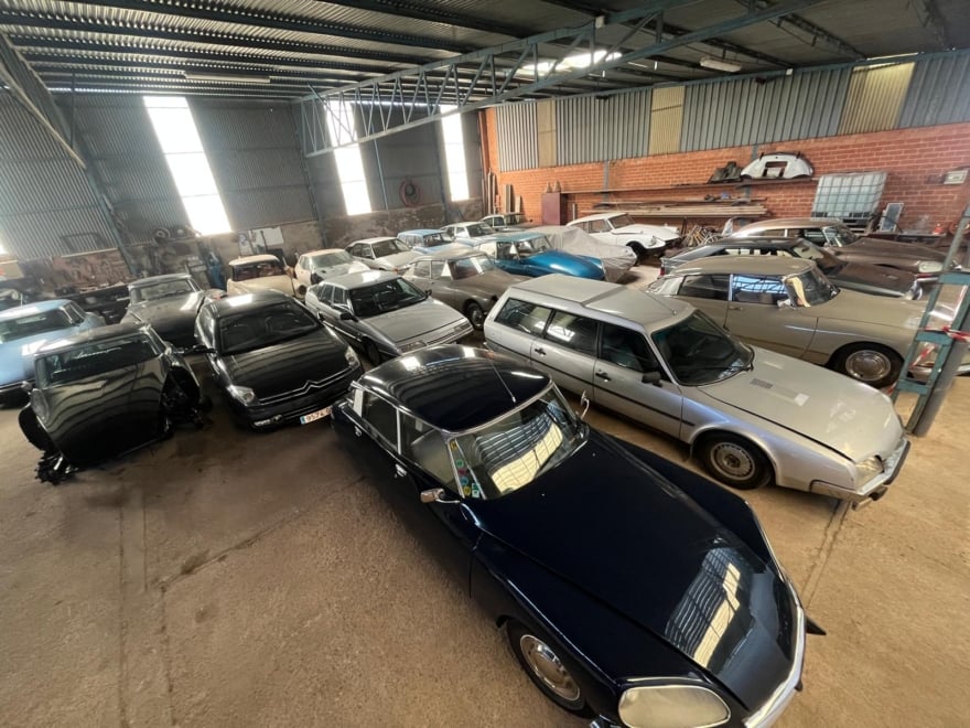 En una nave aneja a su taller aguardan los DS en lista de espera para ser reparados junto con los Citroën de Paco Becerro.