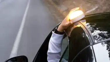La DGT no lo previó: la luz V16 tiene un importante problema que la invalida