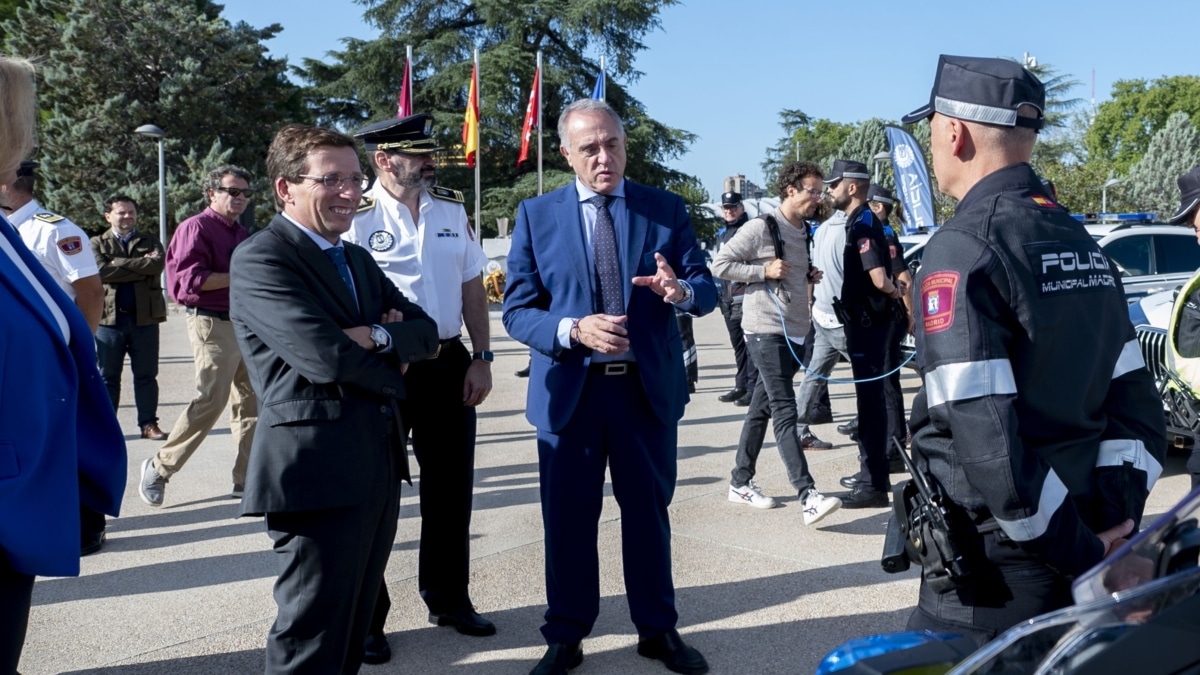 El alcalde de Madrid, José Luis Martínez-Almeida y el director general de la Policía Municipal, Pablo Enrique Rodríguez en una imagen de archivo