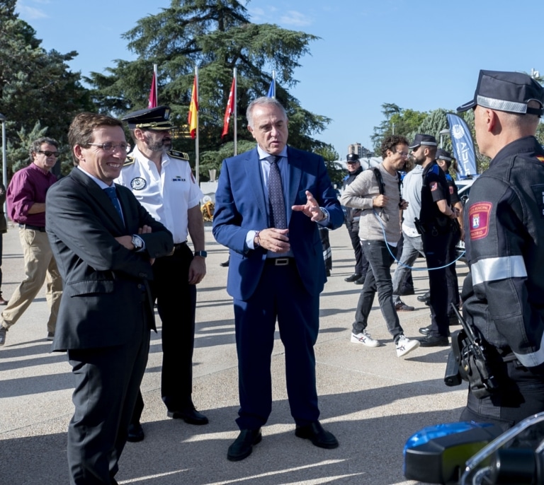 La Policía de Madrid asegura que la niña arrollada por el coche de su director el día del apagón se cayó antes