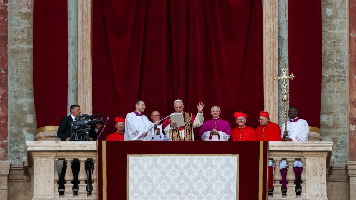El recién elegido Papa León XIV habla desde la logia central de la Basílica de San Pedro
