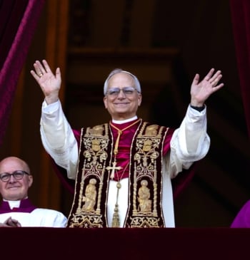 El recién elegido Papa León XIV (C), el estadounidense Robert Prevost, aparece en el balcón