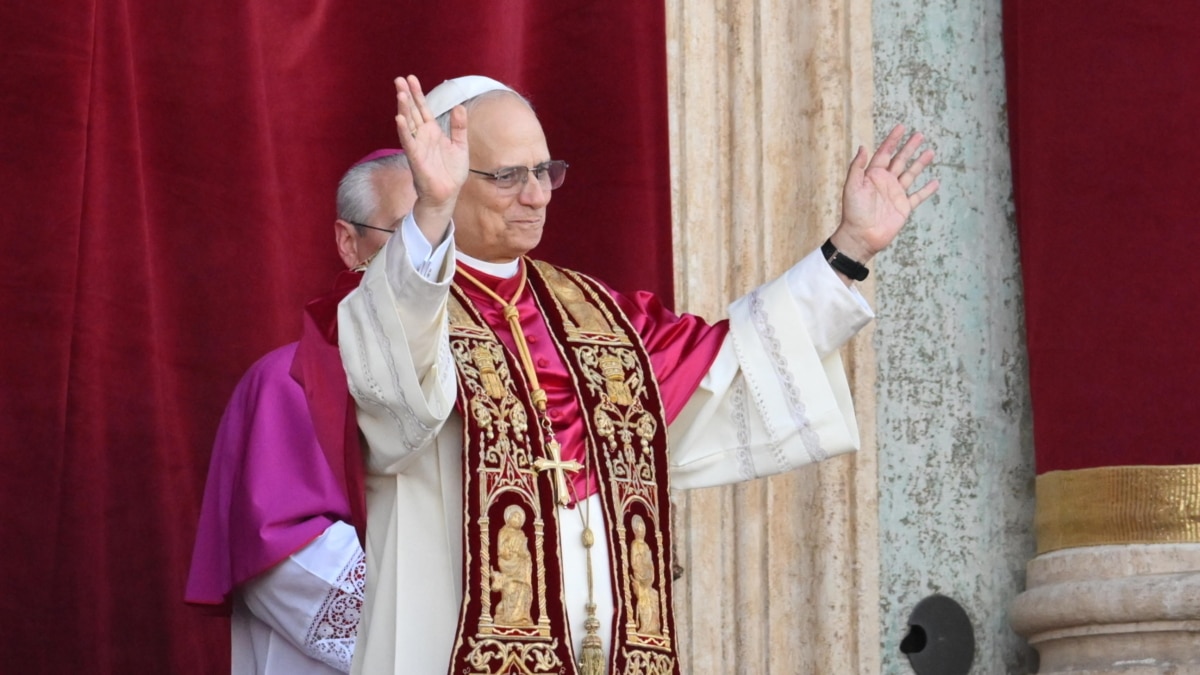 León XIV saluda desde el balcón del Vaticano