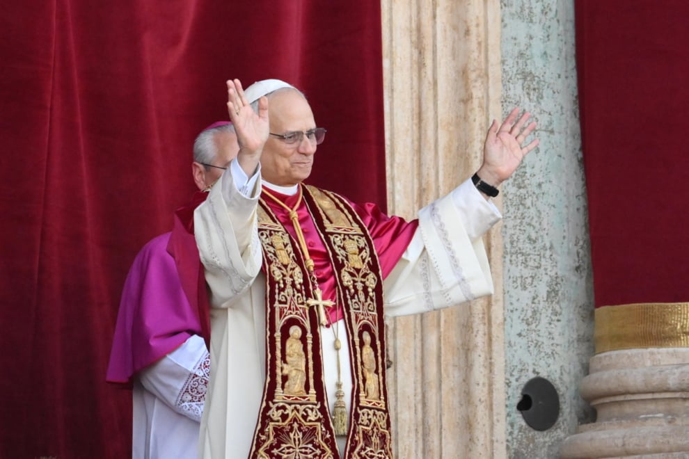 León XIV saluda desde el balcón del Vaticano
