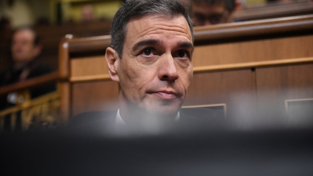 El presidente del Gobierno, Pedro Sánchez, escucha las réplicas de los grupos del Congreso a su intervención, este miércoles