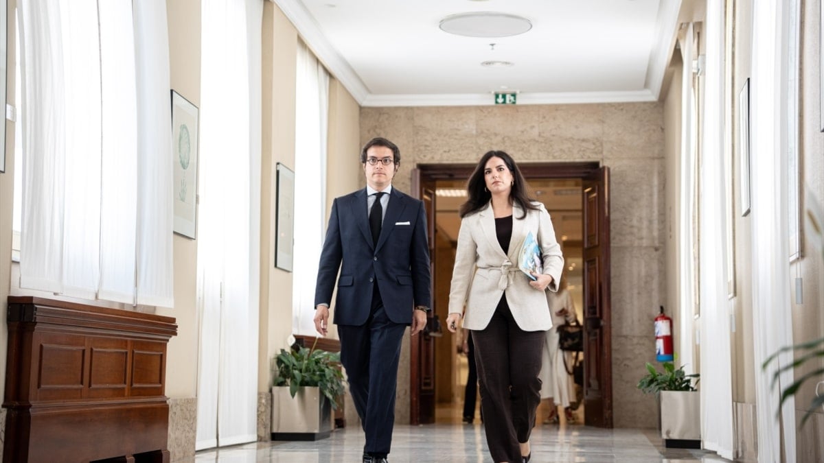 El diputado de Vox, José María Figaredo y la portavoz parlamentaria del partido, Pepa Millán, a su llegada a una reunión de la Junta de Portavoces