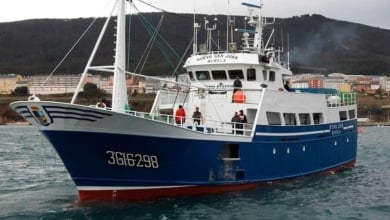 Evacuado en estado grave un tripulante de un pesquero gallego