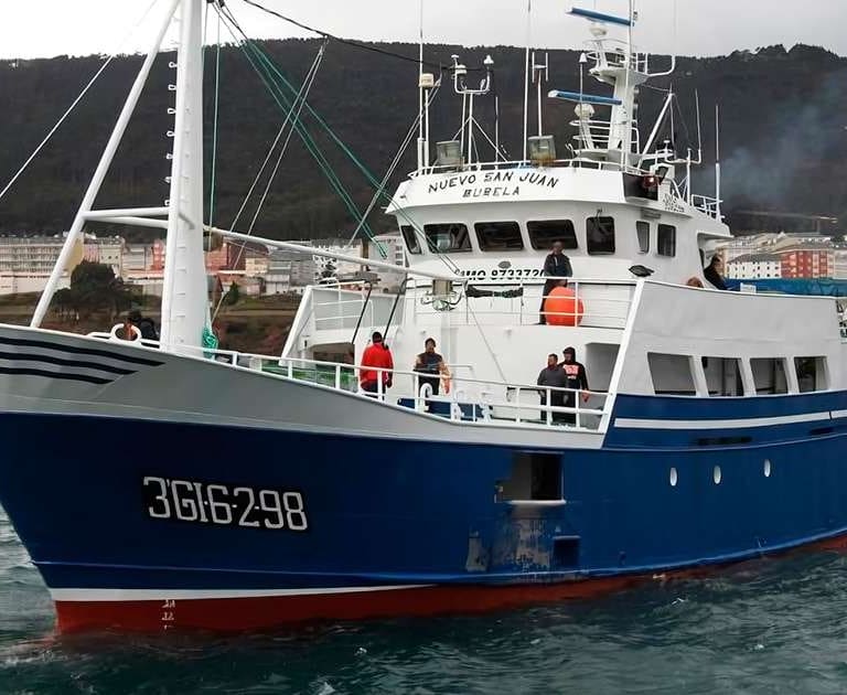 Evacuado en estado grave un tripulante de un pesquero gallego