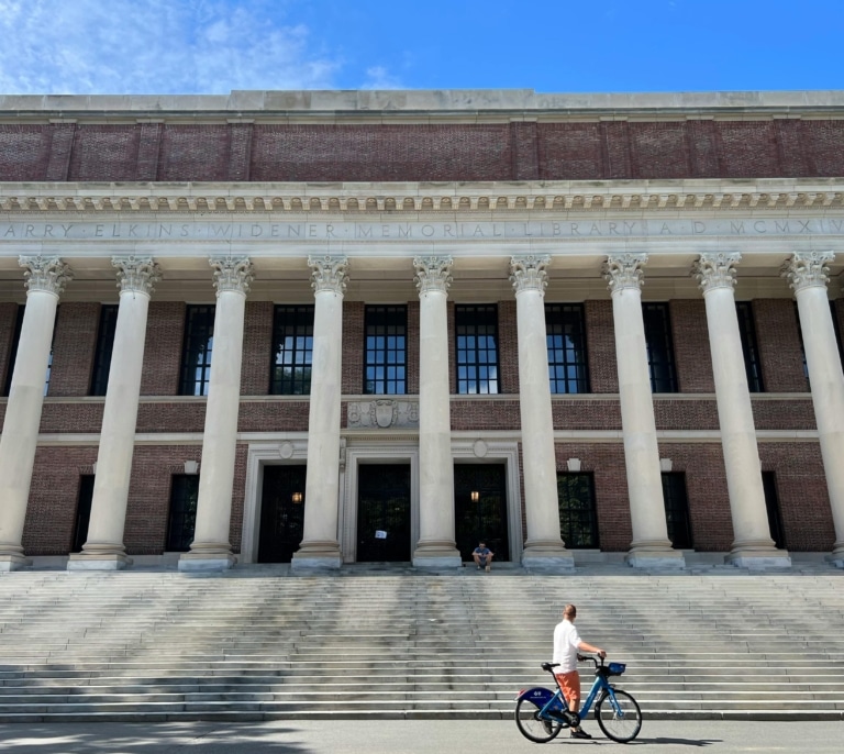 Harvard demanda a la Administración Trump por prohibir la matriculación de alumnos extranjeros
