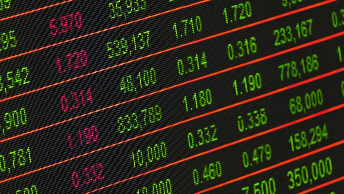 La lista de acciones sobrevaloradas de la bolsa con más potencial negativo