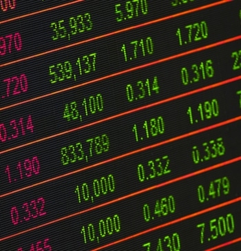 La lista de acciones sobrevaloradas de la bolsa con más potencial negativo