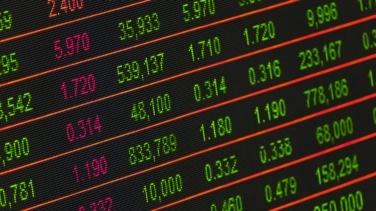 La lista de acciones sobrevaloradas de la bolsa con más potencial negativo