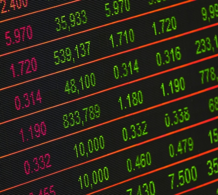 La lista de acciones sobrevaloradas de la bolsa con más potencial negativo