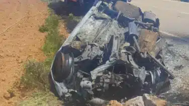 Encuentran cuerpo de una persona calcinada en el interior de un vehículo