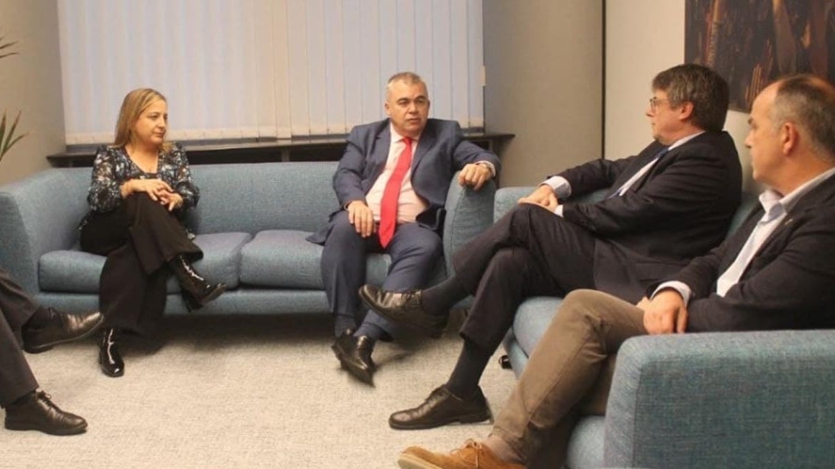 Santos Cerdán (c), secretario de Organización del PSOE, con Carles Puigdemont (2d), Jordi Turull (d), Javier Moreno (i) e Iratxe García (2i) el pasado 30 de octubre en el Parlamento Europeo, en Bruselas.
