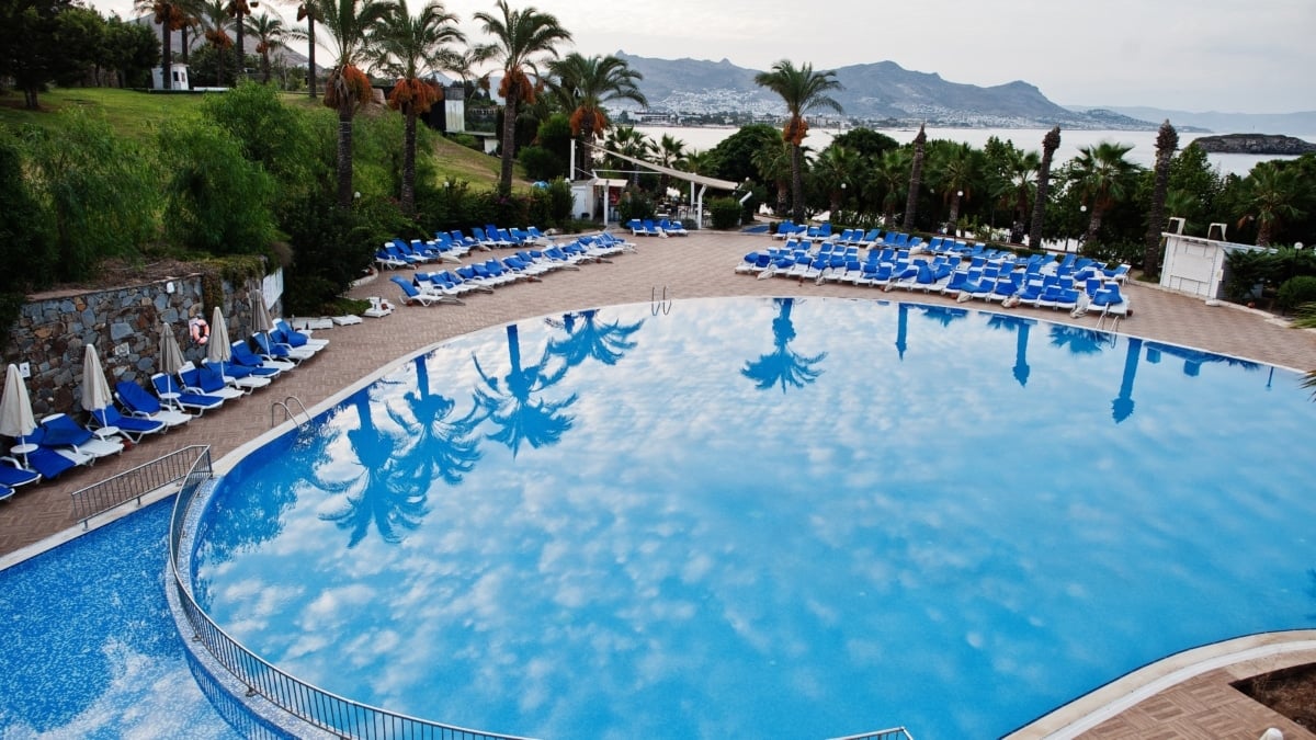 Piscina de un hotel resort del Mediterráneo en una imagen de archivo