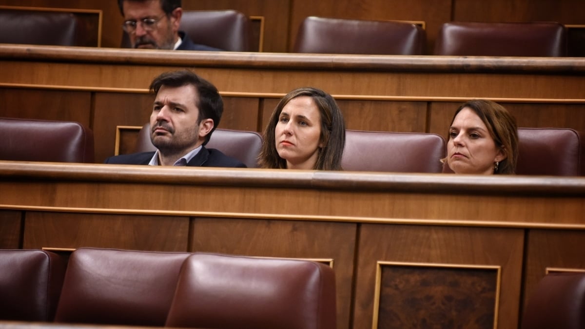 La secretaria general de Podemos, Ione Belarra, en su escaño junto a los diputados Javier Sánchez Serna (i) y Noemi Santana (d)