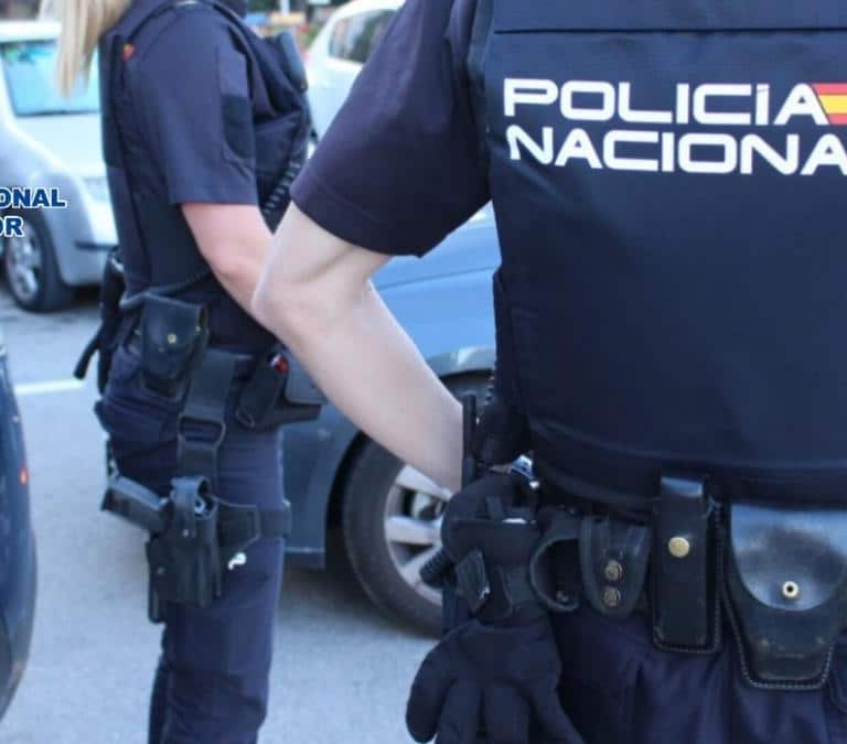 Detenido un policía por retener en una vivienda durante horas a su pareja en Almería