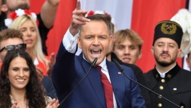 Prostitutas, drogas y peleas de hooligans: el candidato populista polaco en apuros