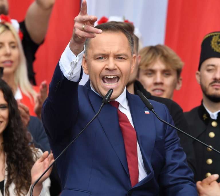 Prostitutas, drogas y peleas de hooligans: el candidato populista polaco en apuros