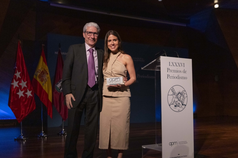 El director de El Independiente, Casimiro García-Abadillo y la redactora de Tribunales, Irene Dorta en la entrega del Premio Premio APM a Periodista Joven del Año 2024