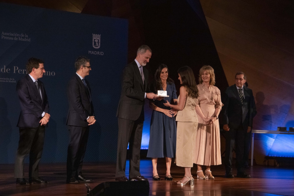 Los reyes Felipe y Letizia entregan a la priodista Irene Dorta (c) el premio APM al Periodista Joven del Año 2024