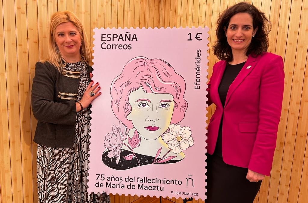 Leire Díez Castro (i), cuando era directora de Relaciones Institucionales y Filatelia de Correos, en un acto de la empresa el 28 de febrero de 2023.