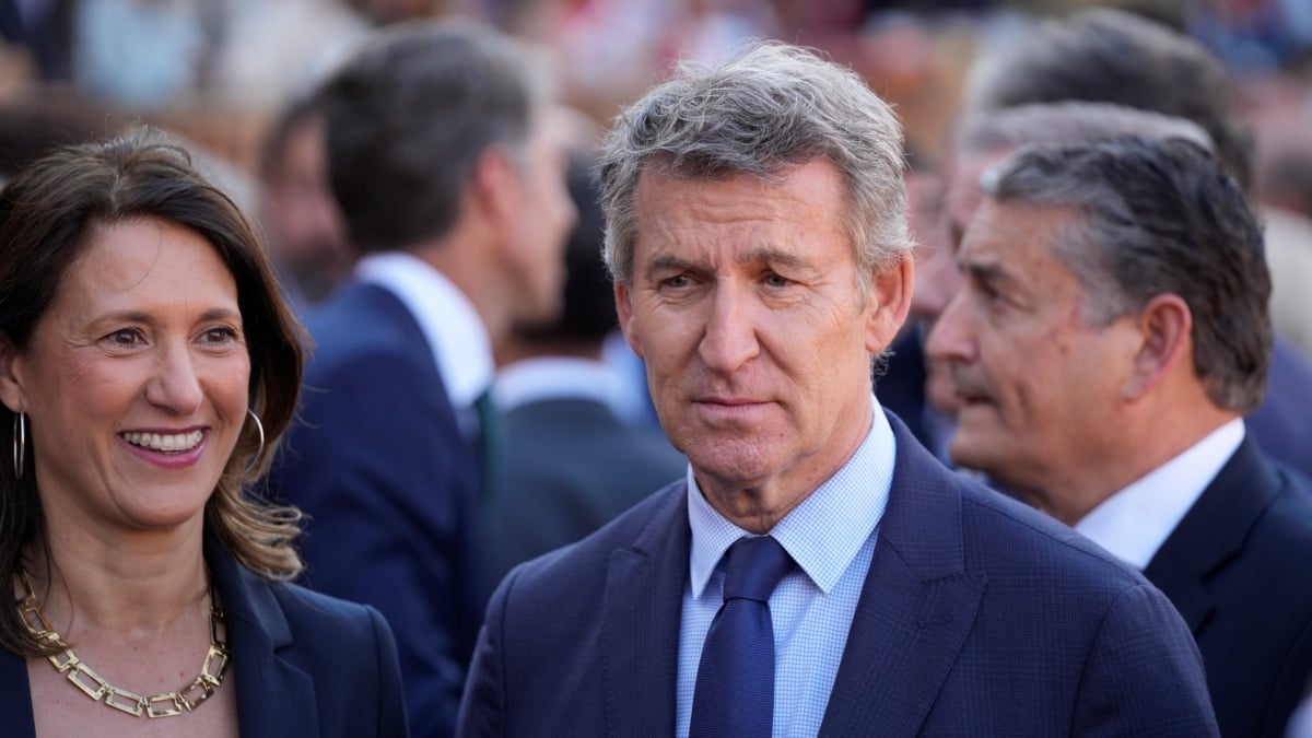 El presidente del PP, Alberto Núñez Feijóo, asiste a la decimocuarta corrida de abono de la Maestranza de Sevilla.